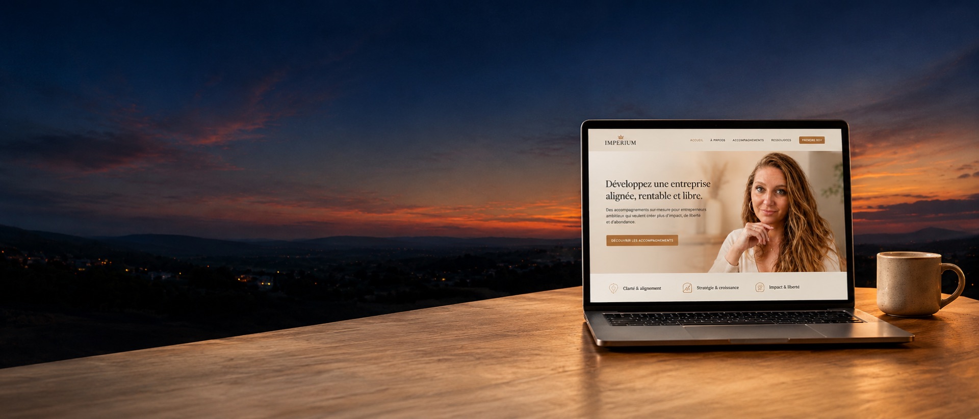 Un ordinateur ouvert sur une table en bois, au crépuscule, avec le site en ligne à l'écran.